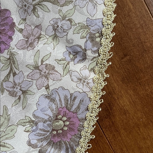 Gorgeous Vintage Floral Tree Skirt with Purple and Cream Design - Picture 4 of 6